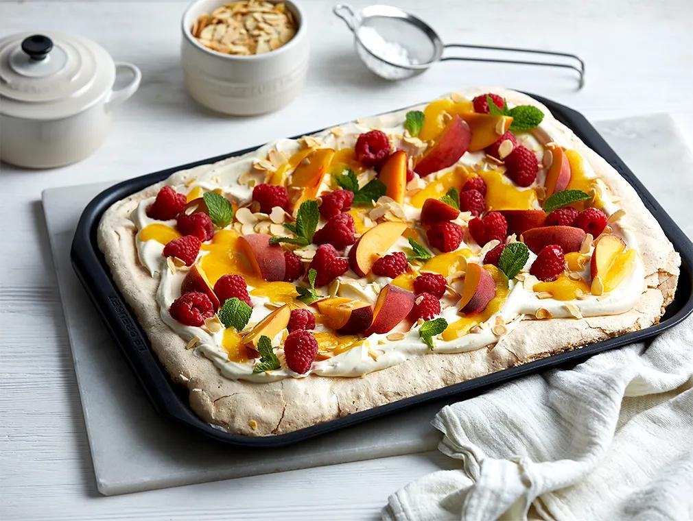 Pavlova com pêssego, framboesas e amêndoas