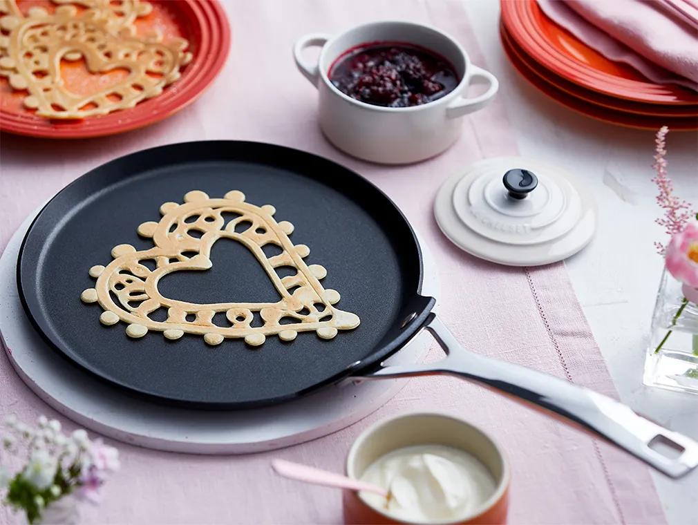 Panquecas em forma de coração do Dia da Mãe com compota de frutos silvestres e crème fraîche