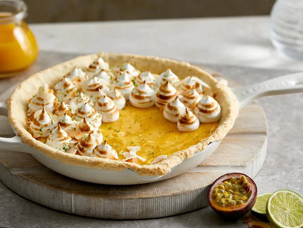 Tarte de creme tropical com merengue e coco tostado