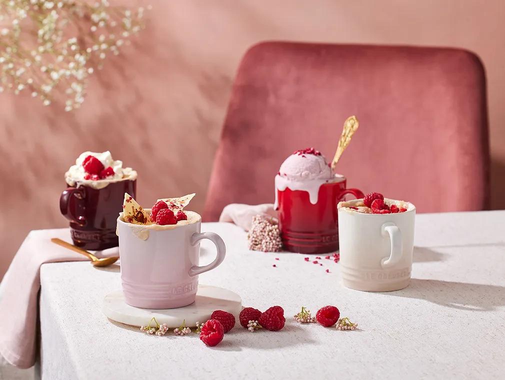 Bolo na caneca de chocolate branco e framboesa