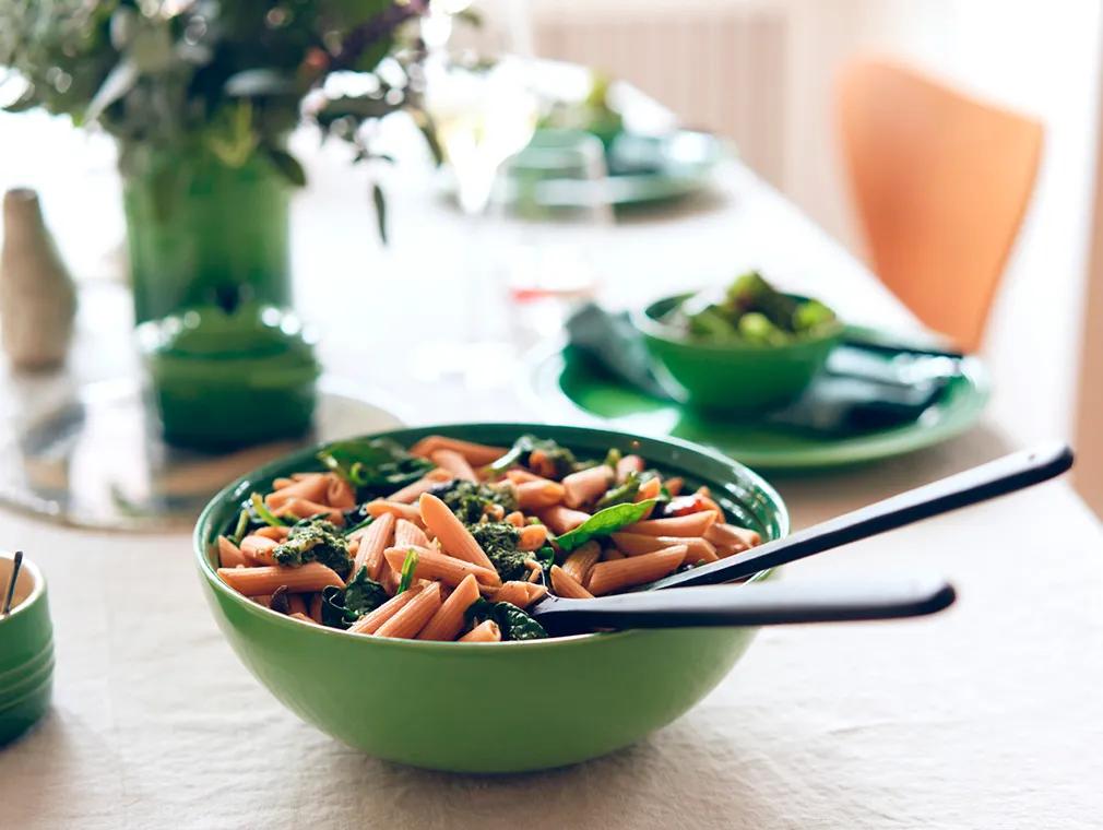 Salada de massa de lentilhas vermelhas e espinafres com pesto de rama de cenoura