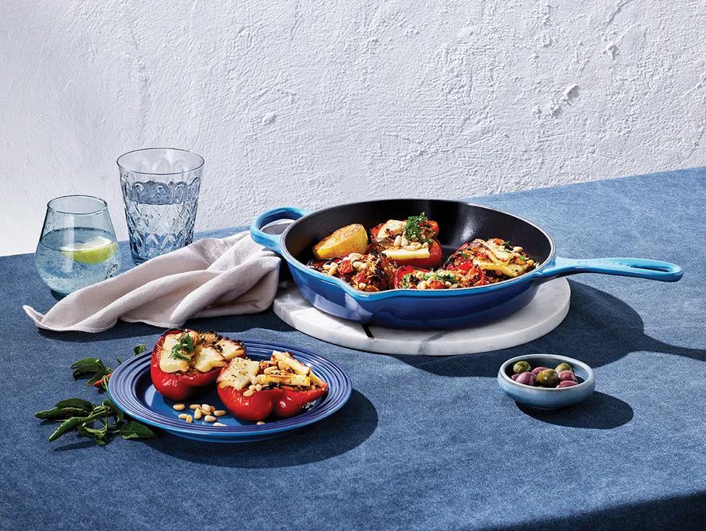 Pimentos recheados de arroz Pilau e tomate com hallumi grelhado