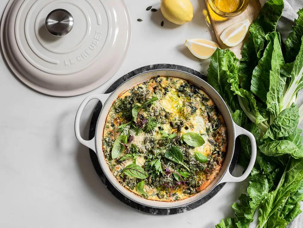 Frittata de espinafres e queijo de cabra com pesto de sementes de abóbora