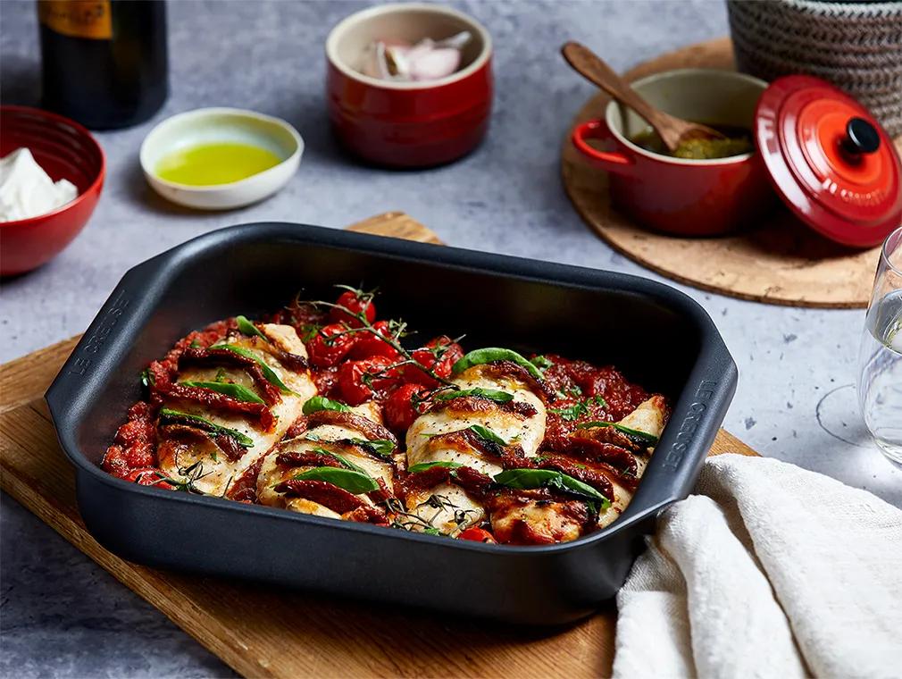 Frango hasselback com tomate e mozzarella e molho de tomate picante