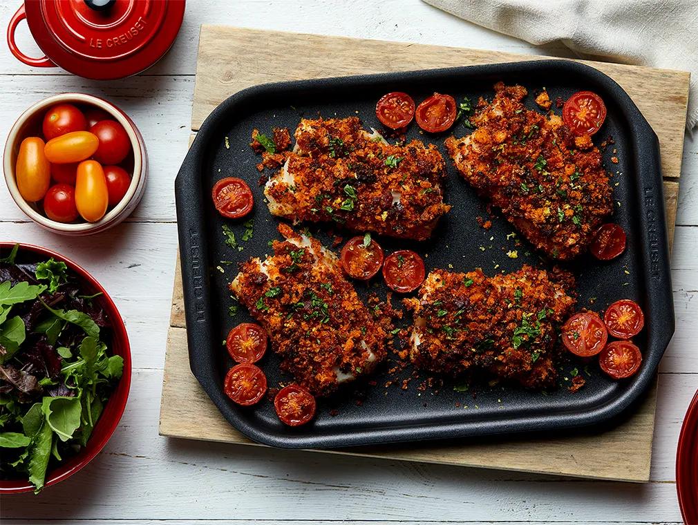 Bacalhau crocante com chouriço e tomates-cereja em rama