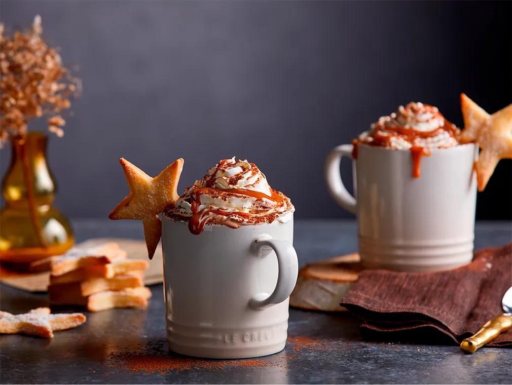 Chocolate quente com doce de leite e bolachinhas de manteiga