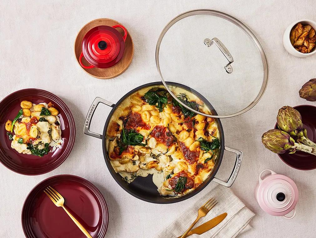 Gnocchi gratinado com alcachofras e espinafres