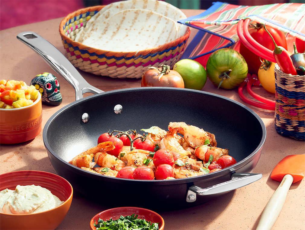 Tacos de camarão e coentros com molho de manga