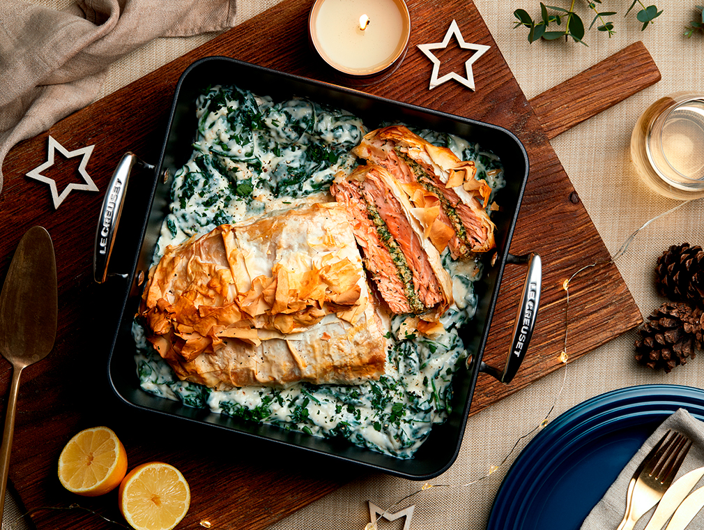 Salmão estilo Wellington com patê de salmão, caranguejo e agrião e creme de espinafres 